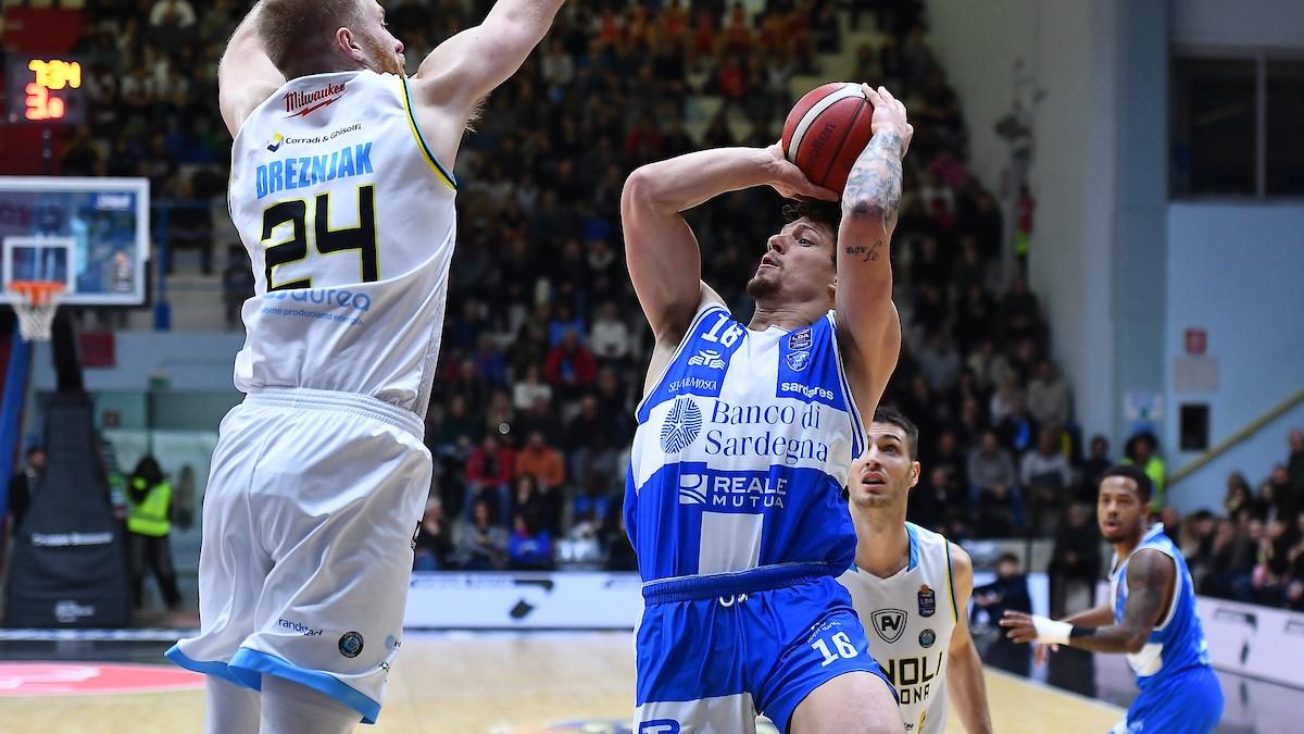 La Dinamo parte malissimo poi travolge Cremona