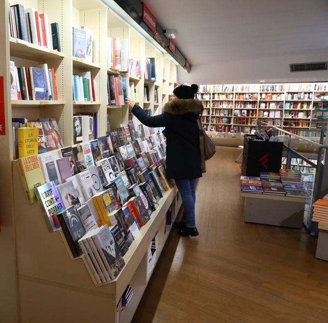 Ferrara, un libro in regalo: sotto l’albero i “soliti noti” da Volo a Cazzullo