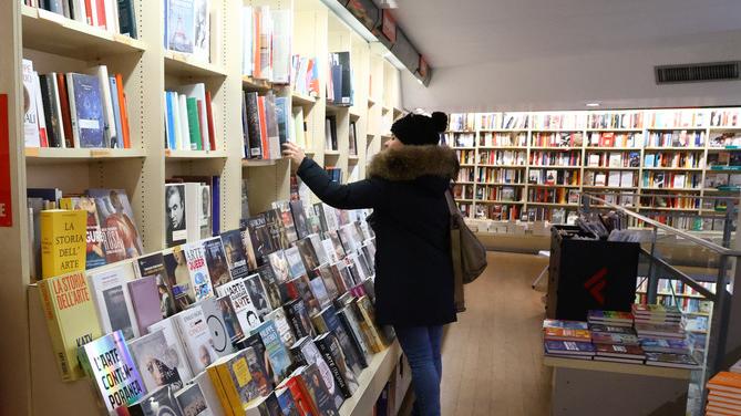 Ferrara, un libro in regalo: sotto l’albero i “soliti noti” da Volo a Cazzullo