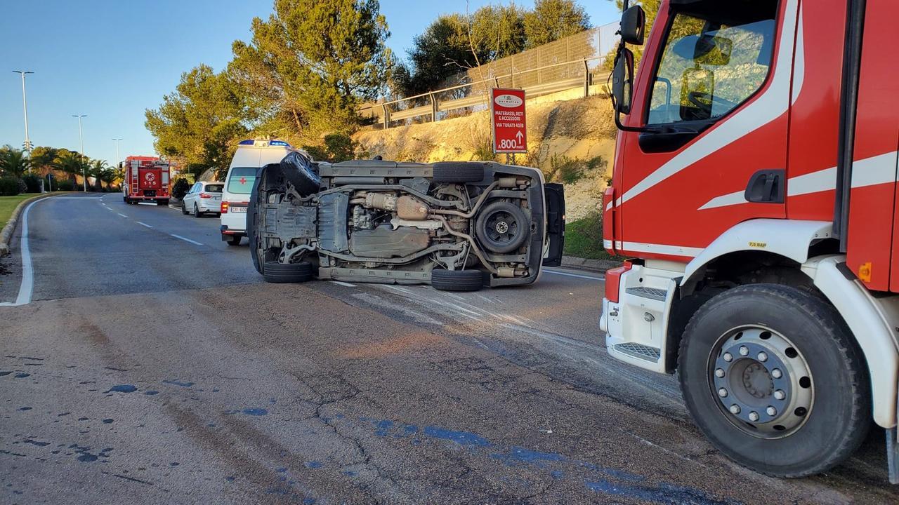 Suv si scontra con l’autobotte dei vigili del fuoco e si ribalta: grande spavento per un 65enne