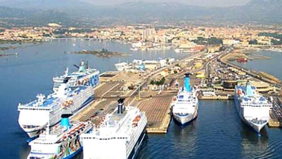 Salasso sui trasporti marittimi: «Dalle compagnie aumenti per 100 milioni»