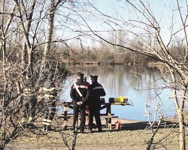 San Cesario, si cerca una persona nel lago