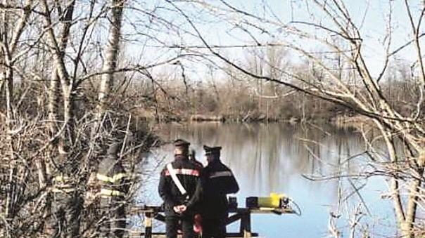 San Cesario, si cerca una persona nel lago