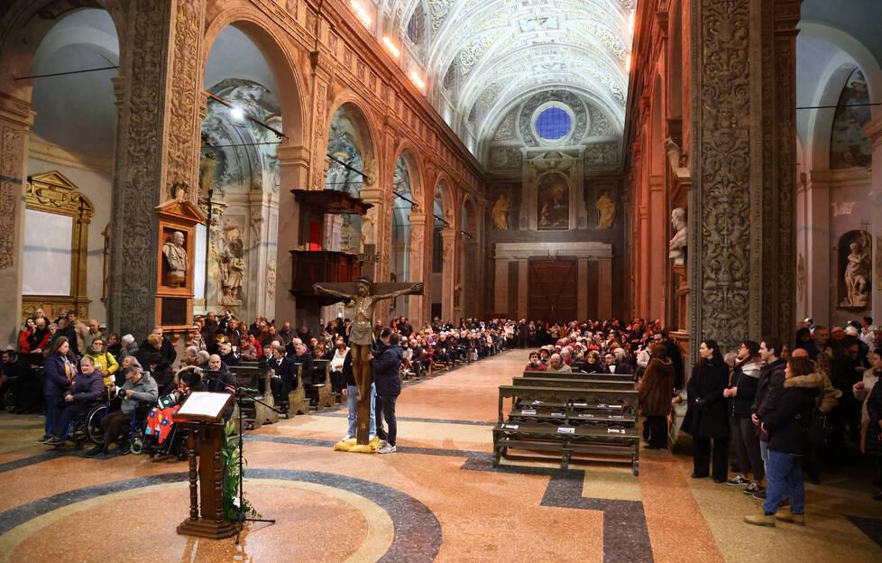 Ferrara, Duomo e San Paolo strapieni di fedeli per l’inizio del Giubileo