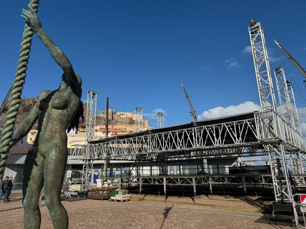 Con Elodie e Irama Castelsardo diventa una grande discoteca