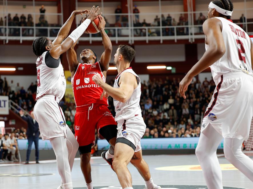 La Unahotels Reggio Emilia crolla a Trapani, ma si consola con le Final Eight