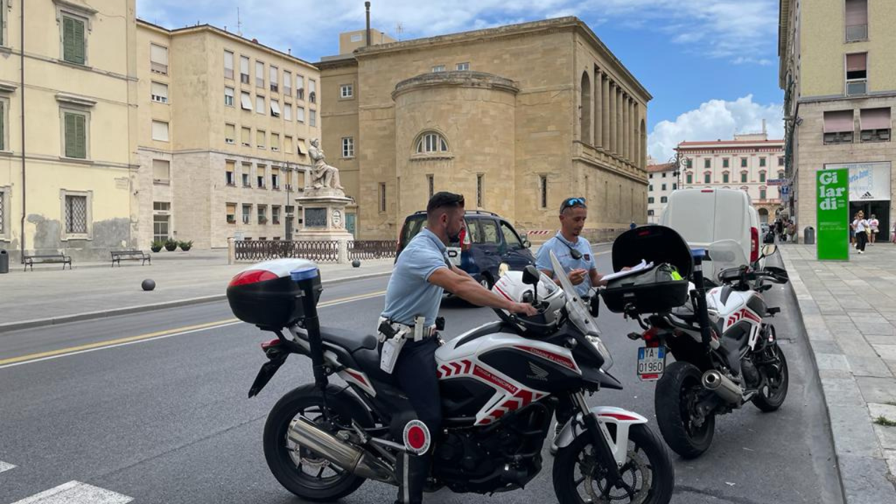 Agenti della polizia municipale durante i controlli (foto d’archivio)