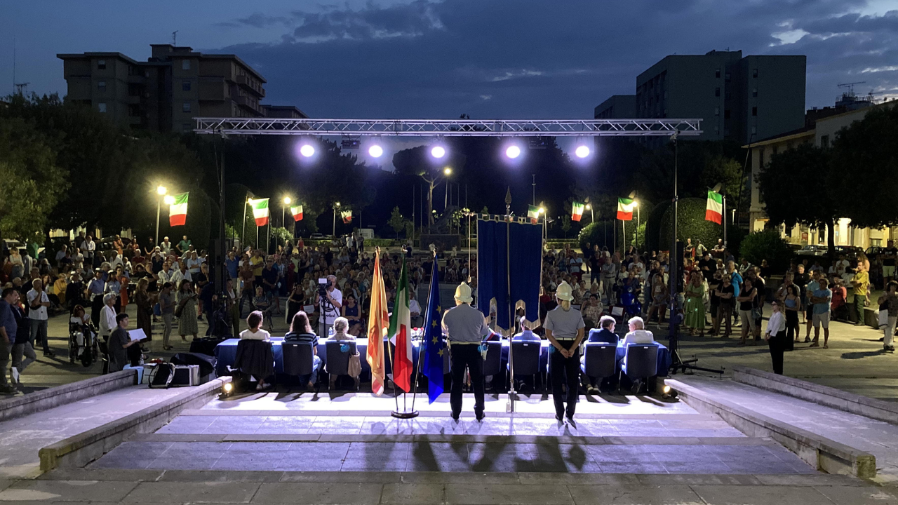 La prima seduta in piazza del consiglio comunale di Rosignano dopo le ultime elezioni amministrative (foto di Michele Falorni/Silvi)