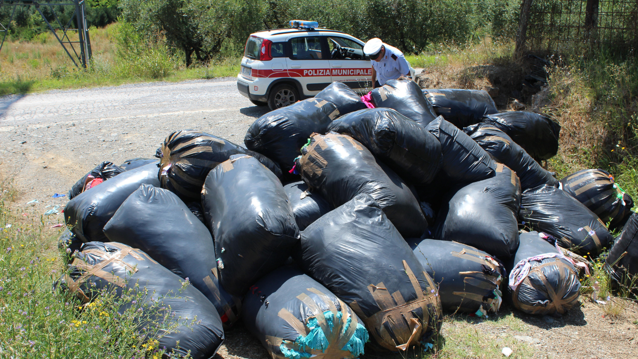 I rifiuti abbandonati e scoperti a Serravalle