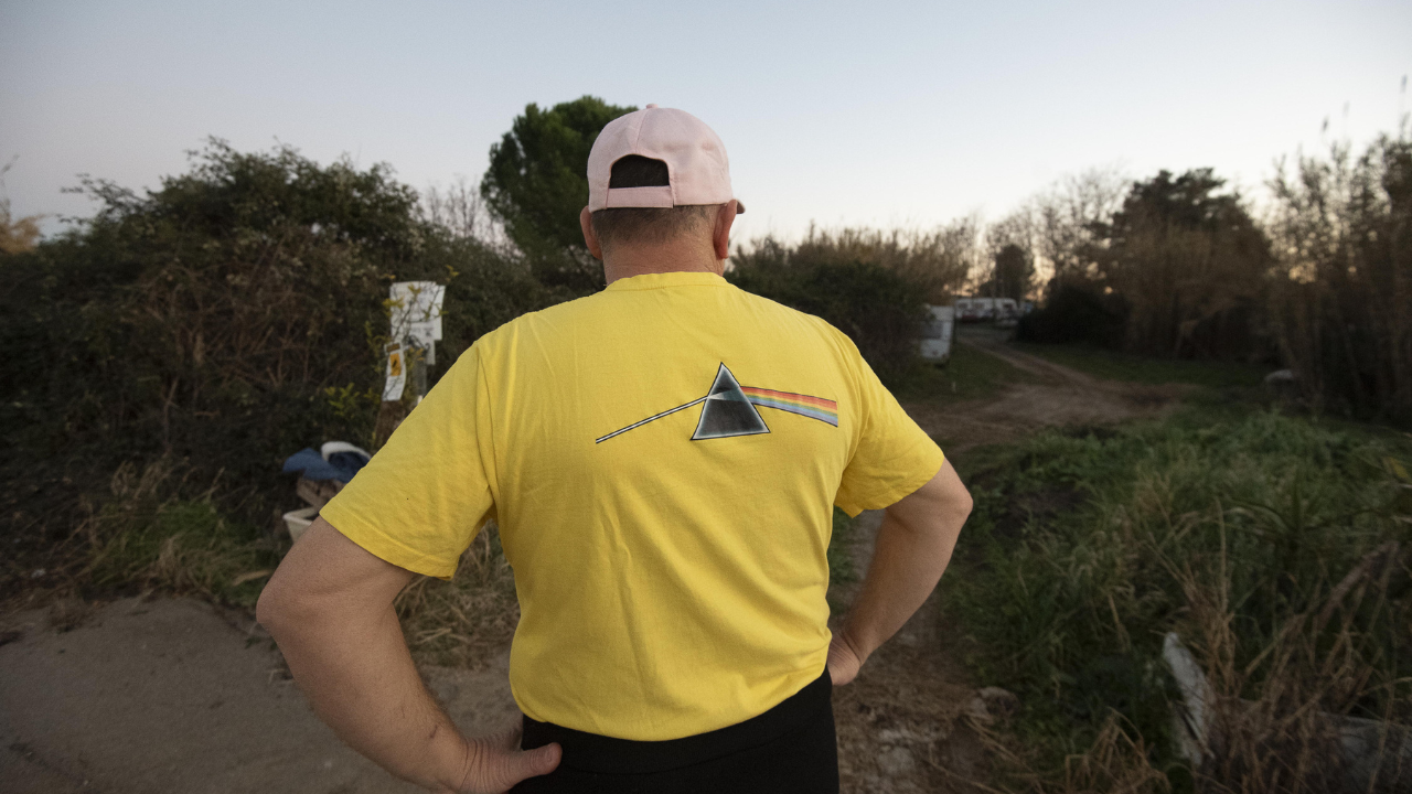 Michele Rossi “Ape” mostra la maglietta con il simbolo scelto per raccontare la sua verità (foto Agenzia Bf)