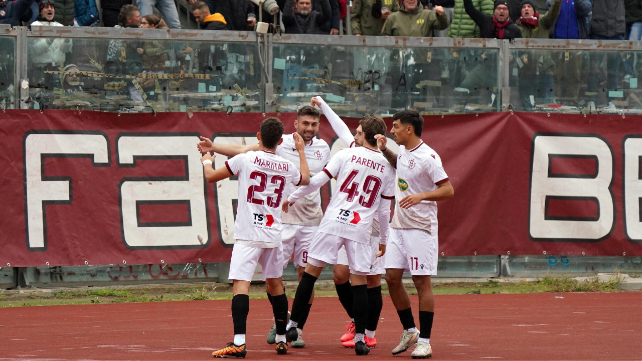 L’esultanza degli amaranto sotto la Nord