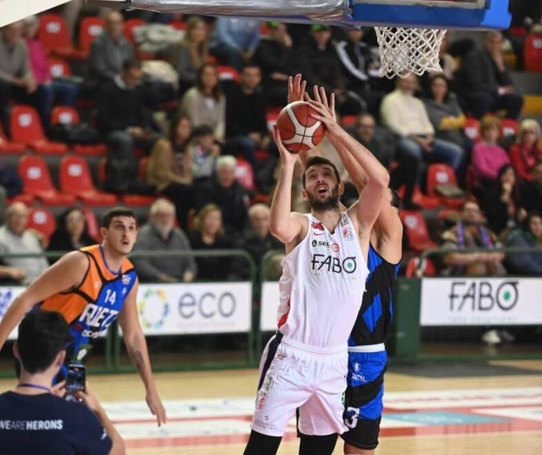 Montecatini, non è stata una pallacanestro champagne ma alla fine la Fabo chiude l’anno vincendo