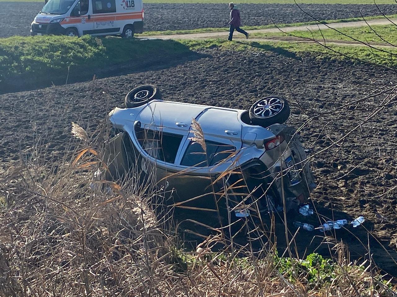 Auto fuori strada a Volania, due persone ferite