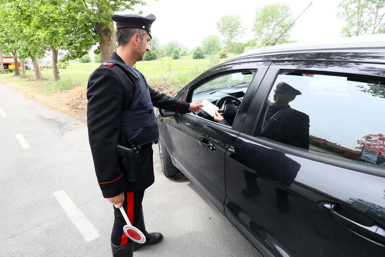 Al volante col cellulare, guai per un 41enne a San Giovanni di Ostellato