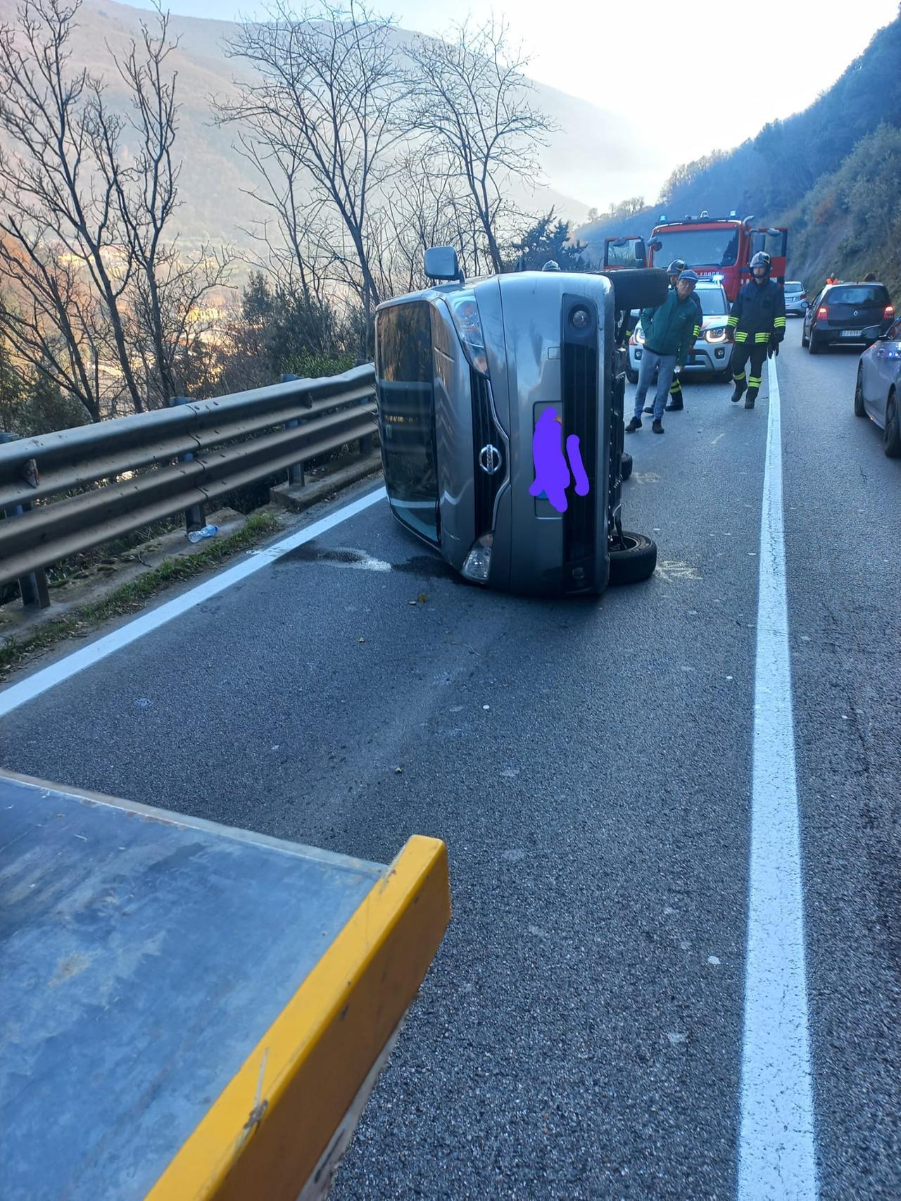 
	L'auto ribaltata sulla regionale 325

