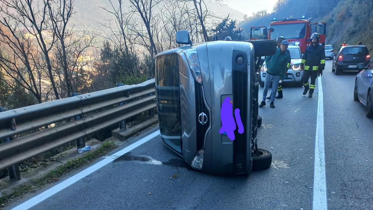 L'auto ribaltata sulla regionale 325