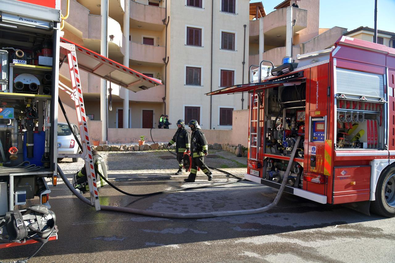 Olbia, il fuoco distrugge un appartamento. Salvo l’inquilino