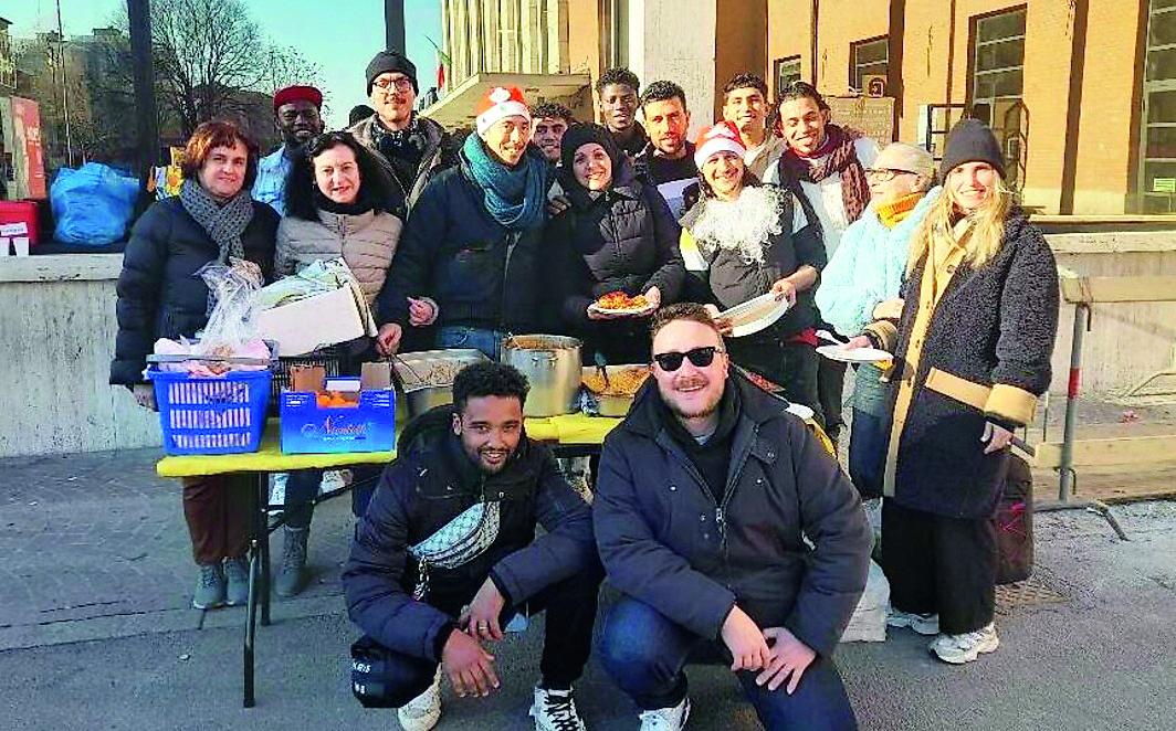 Reggio Emilia, l’associazione La Nuova Luce offre il pranzo di Natale in zona stazione