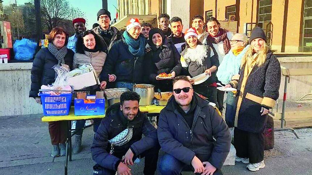 Reggio Emilia, l’associazione La Nuova Luce offre il pranzo di Natale in zona stazione