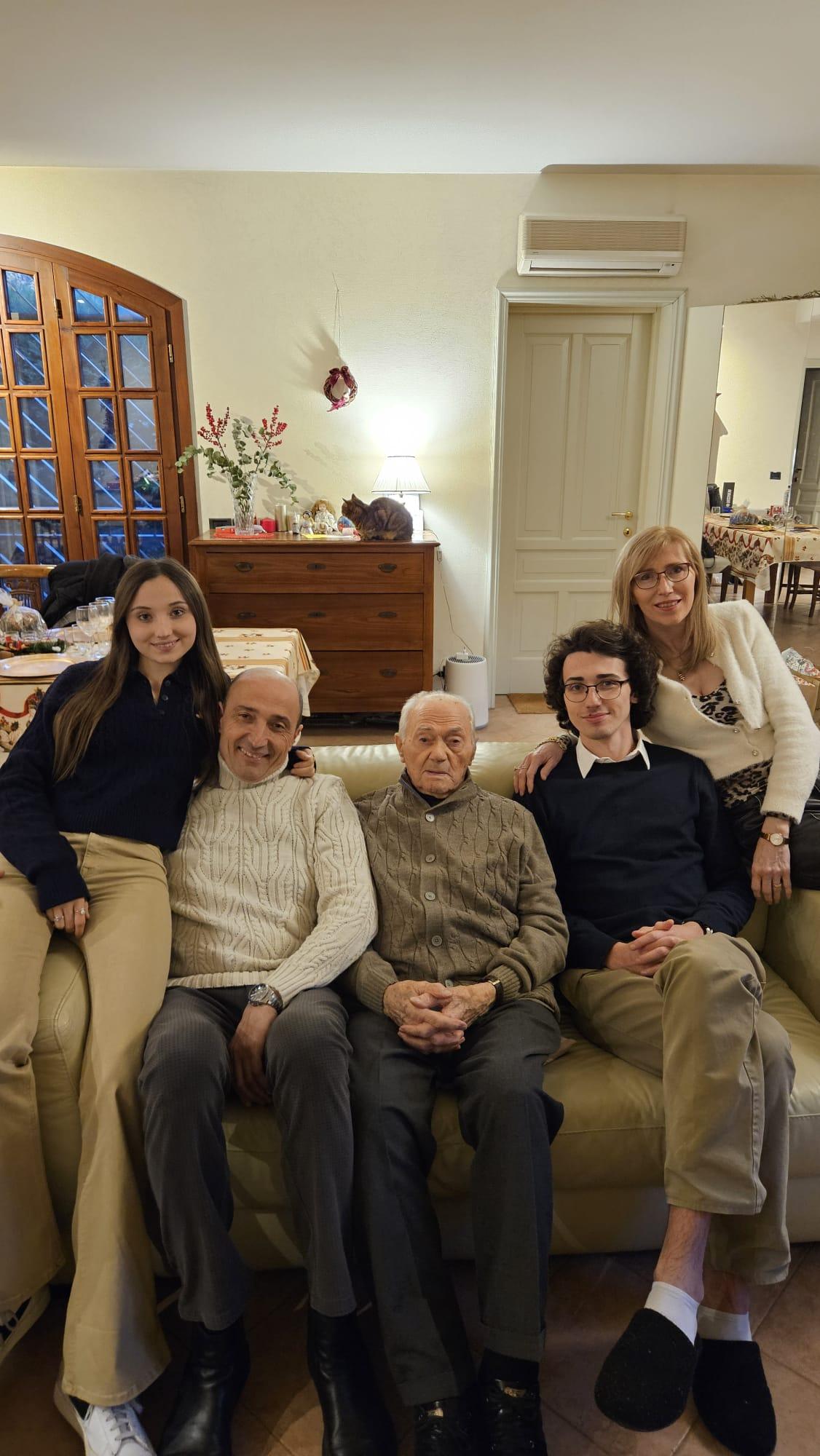 Reggio Emilia, nonno Aldo festeggia 106 anni mangiando al sushi
