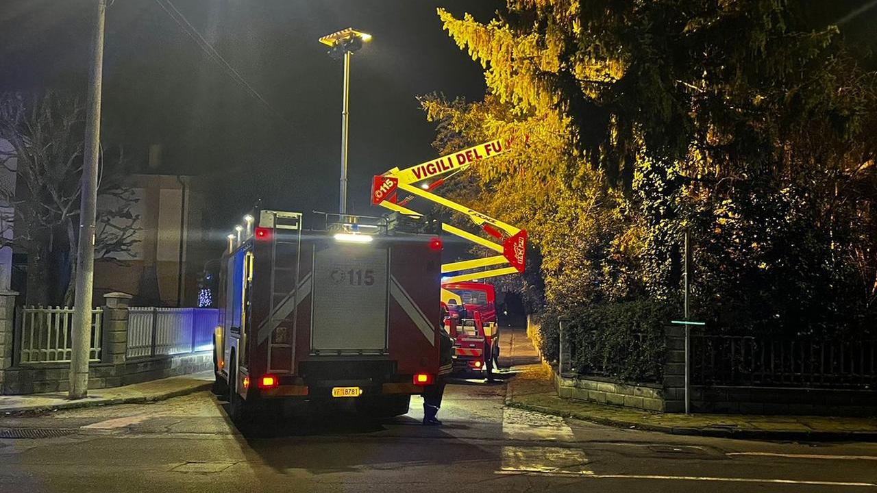 Tragedia a Finale: muore mentre pota un albero