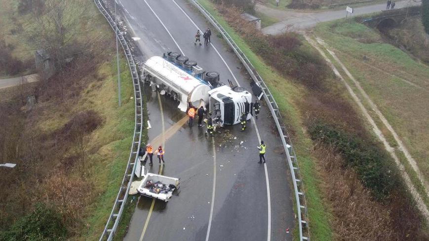 L'autocisterna ribaltata il 30 dicembre sulla variante 429