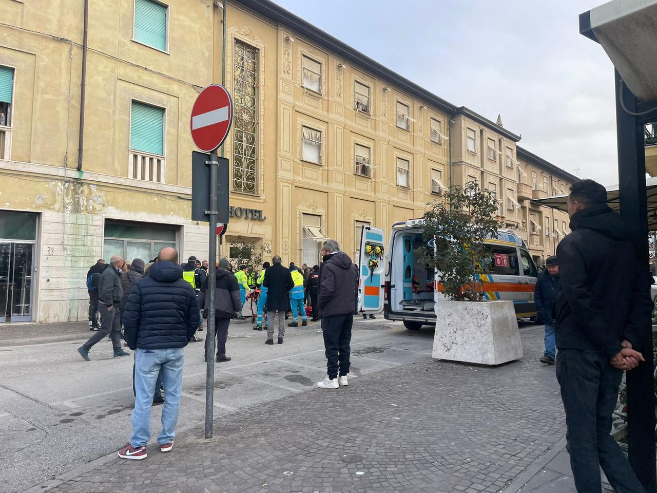 
	L'ambulanza che ha portato l'uomo al pronto soccorso

