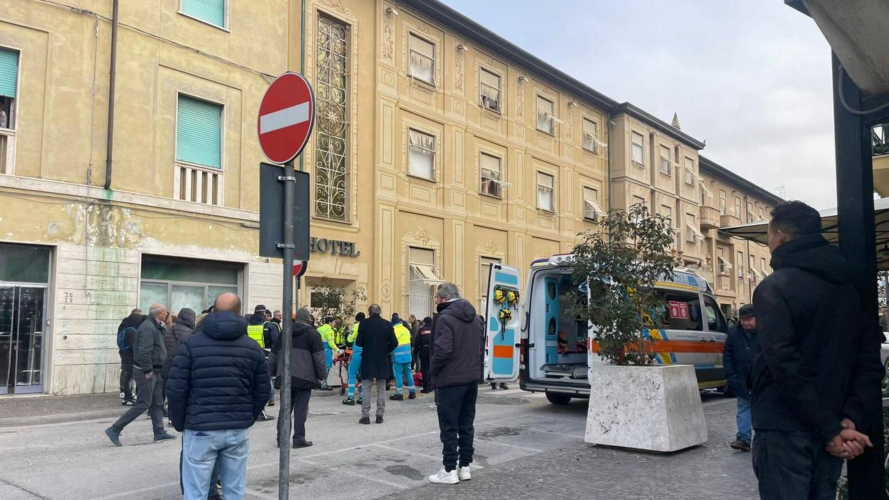 L'ambulanza che ha portato l'uomo al pronto soccorso