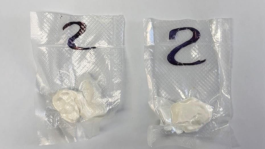 Forza un posto di blocco dei carabinieri e butta la cocaina dal finestrino