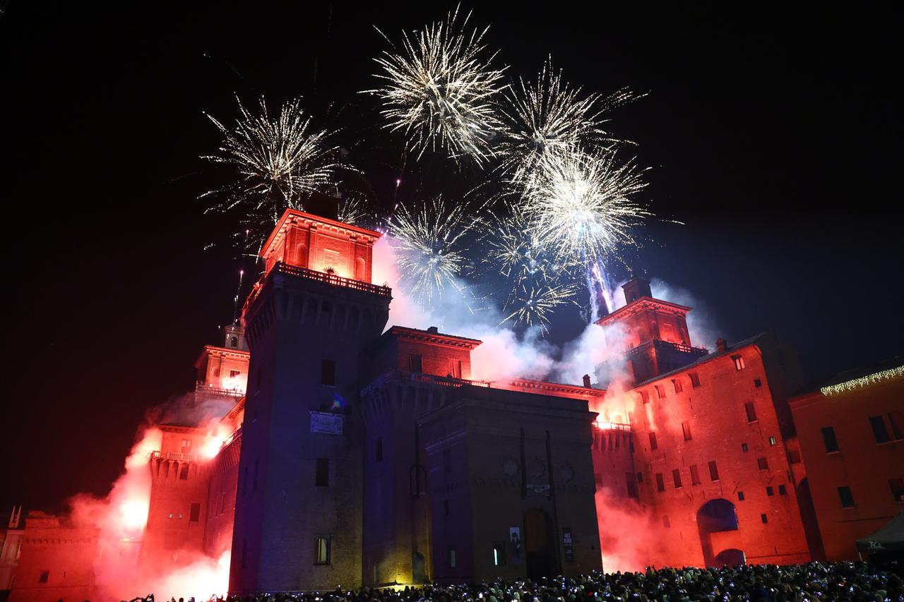 Capodanno a Ferrara, serata indimenticabile: in 30mila con gli occhi al cielo