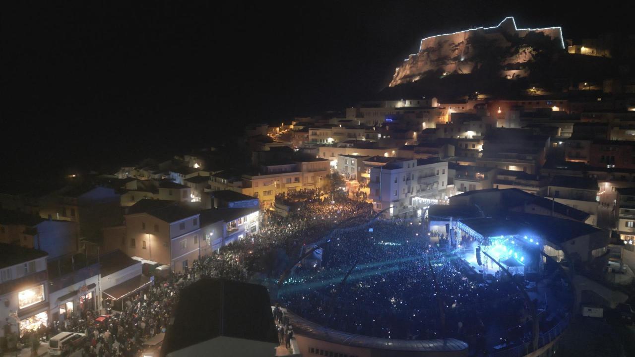 Oltre 10mila persone a Castelsardo per fare festa con Irama ed Elodie