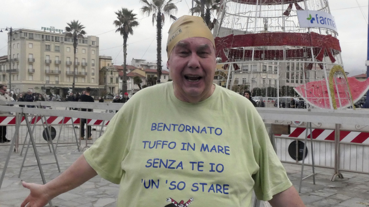 Uno dei partecipanti all’edizione 2024 del tuffo a Viareggio