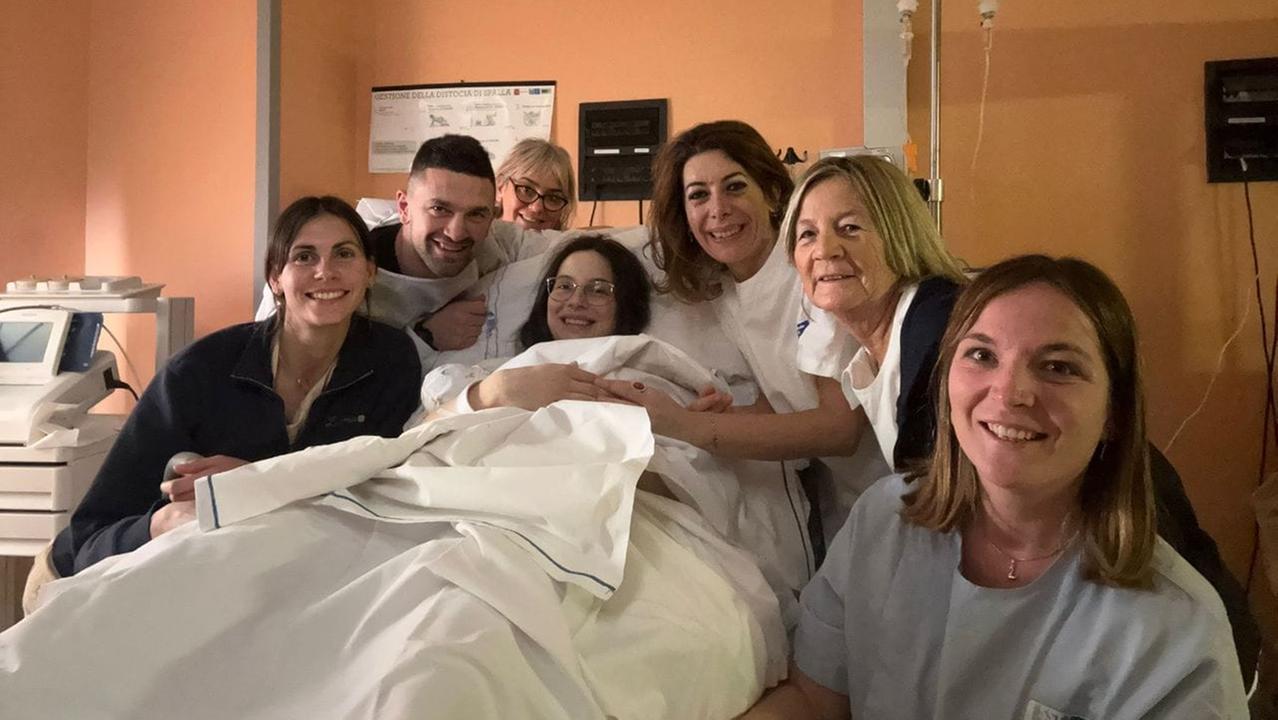 I genitori Claudia e Simone con la piccola Bianca e lo staff del Versilia (foto Asl)