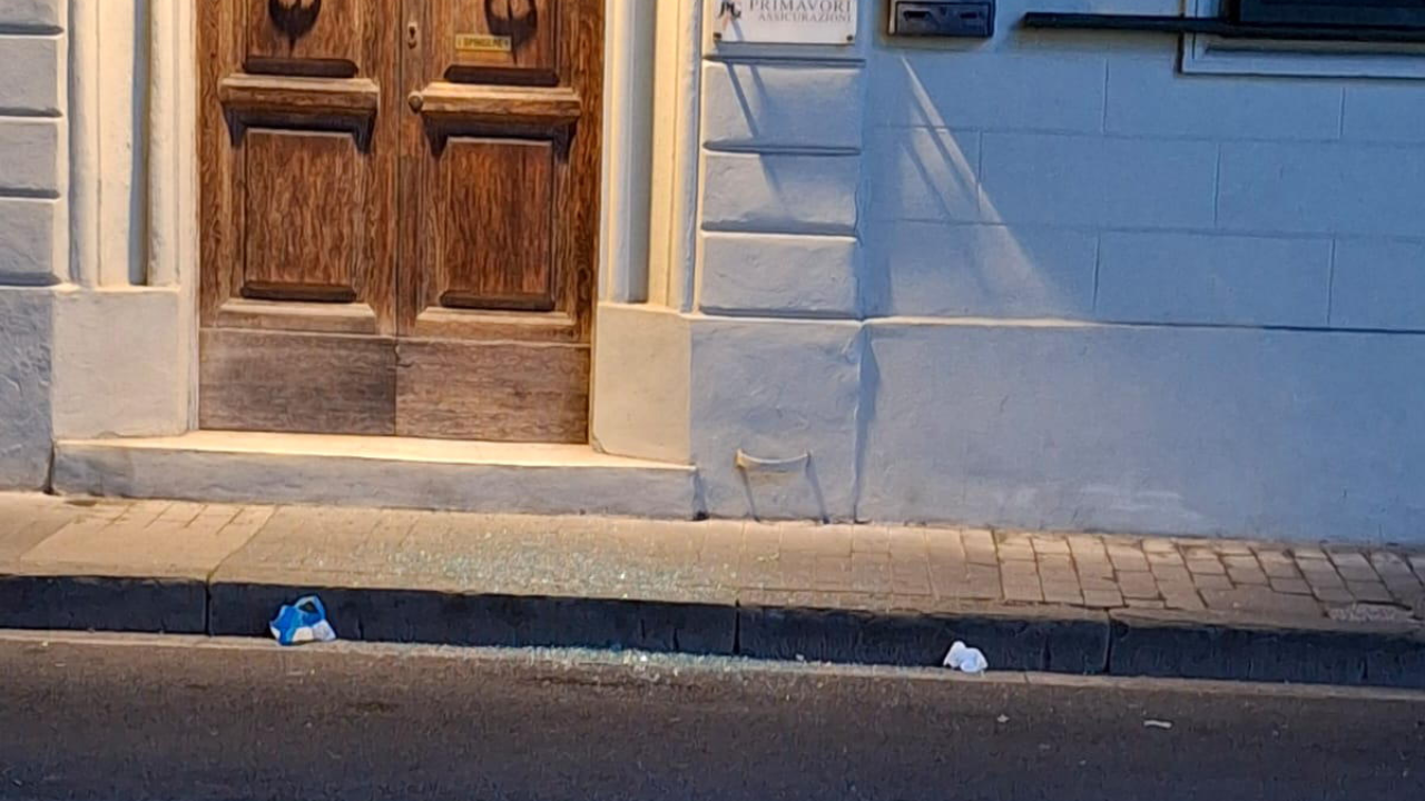 Il tratto di strada dove è avvenuto il furto in piazza Garibaldi a Pontedera