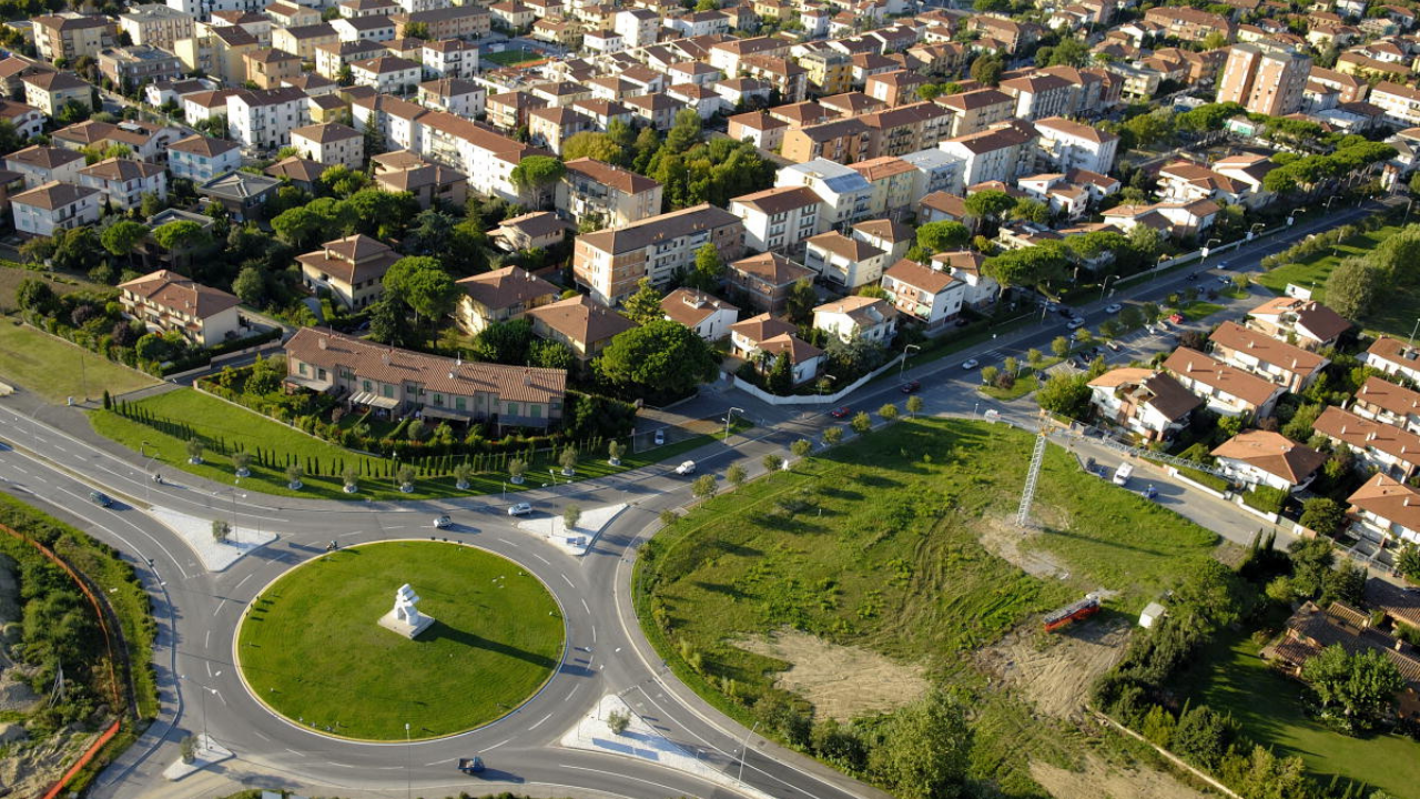 La rotatoria di via De Gasperi dove era posizionata e dove tornerà Oleandra di Carmassi