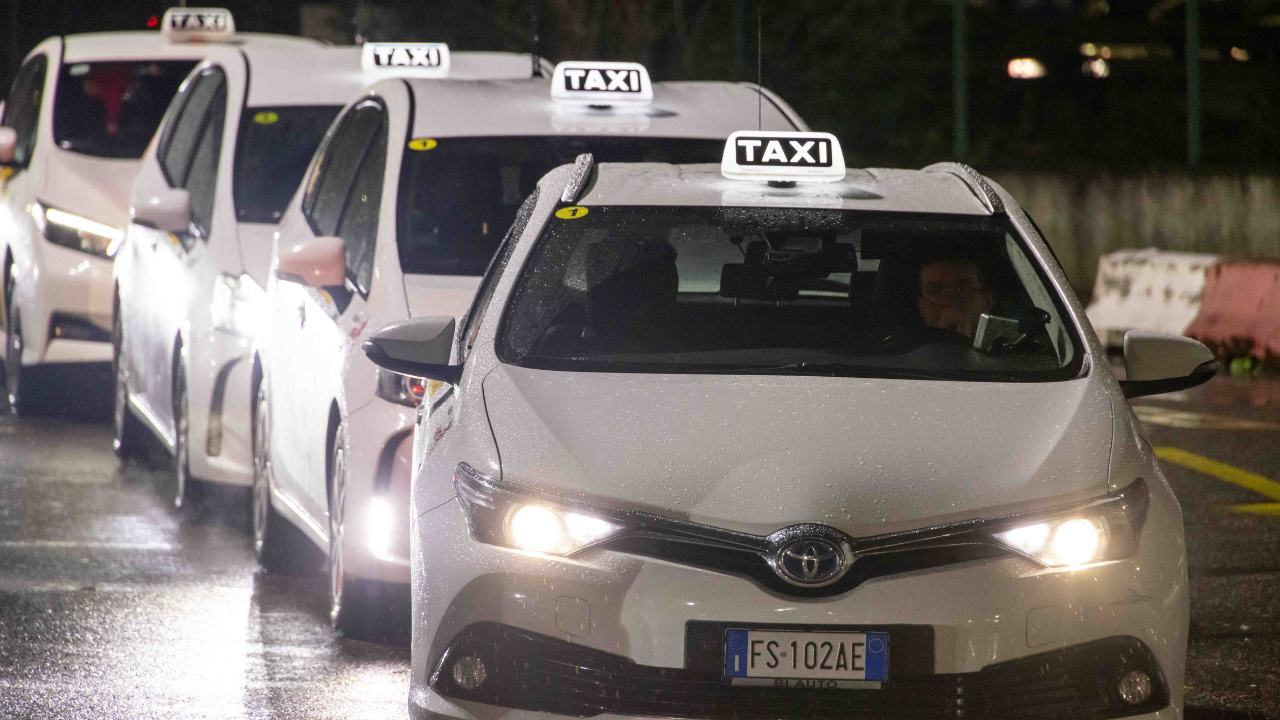 Un fila di taxi alla stazione