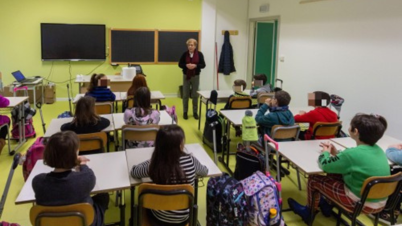 Un insegnante mentre tiene lezione in una classe
