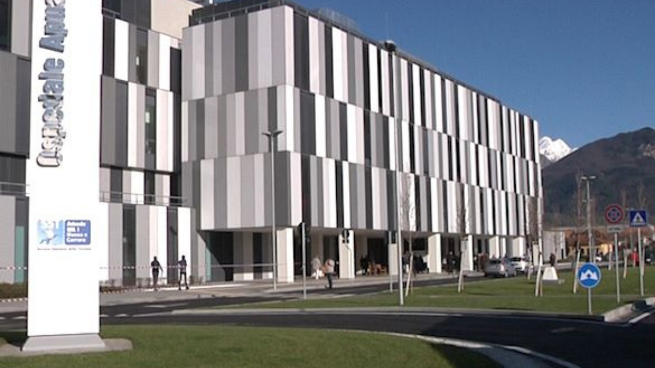 L’ingresso dell’Ospedale delle Apuane