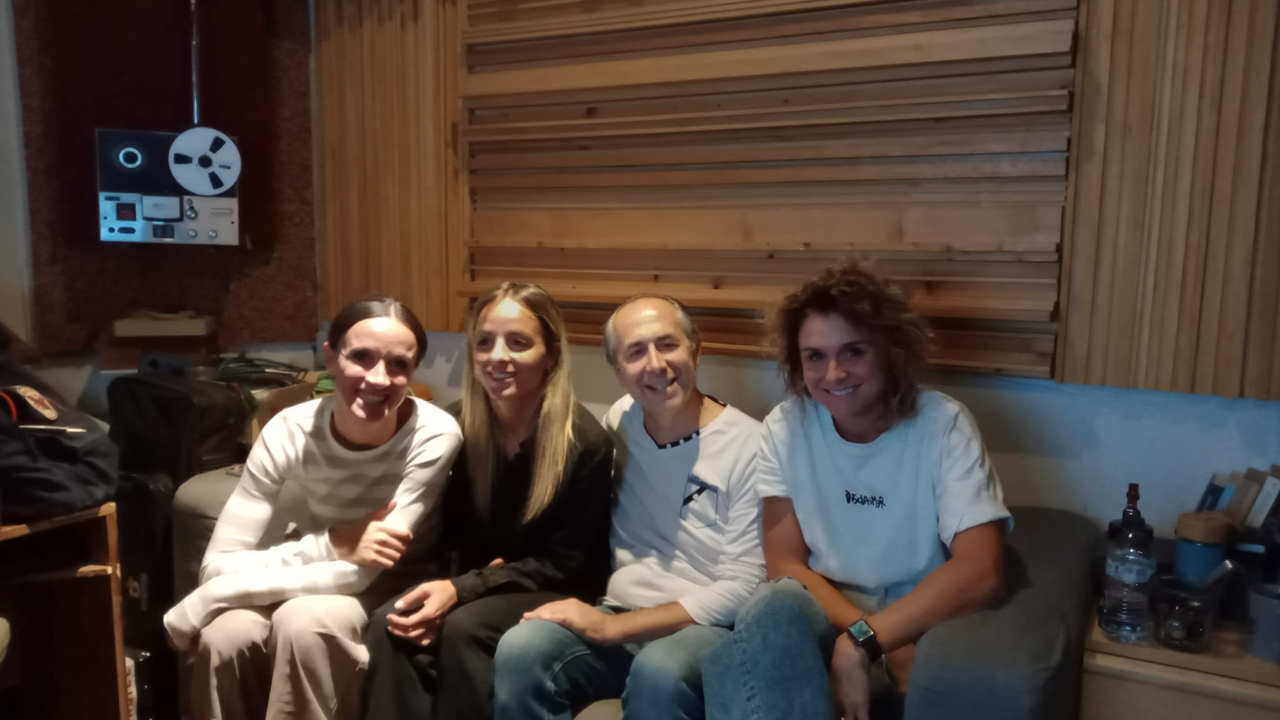 Le tre calciatrici con Alberto Lagomarsini. Da sinistra Barbara Bonansea, Martina Rosucci, Alberto Lagomarsini e Cristiana Girelli