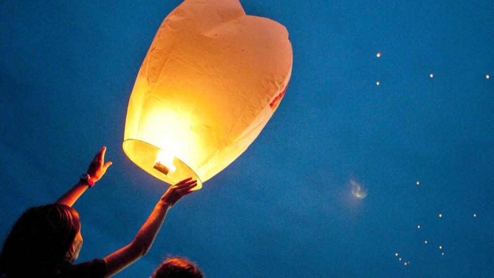 Lanterna cinese “atterra” in veranda e innesca un rogo che distrugge la casa