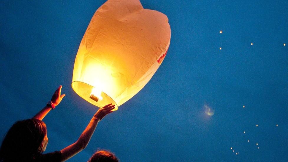 Lanterna cinese “atterra” in veranda e innesca un rogo che distrugge la casa