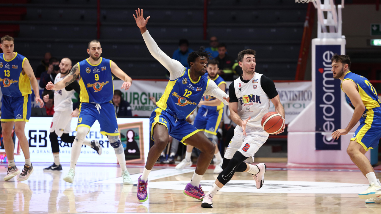 
	Ivan Onojaife in difesa (foto Nucci)

