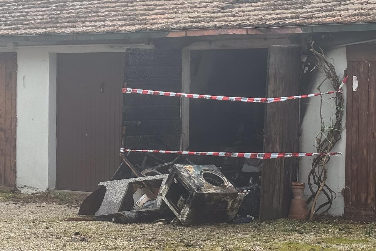 Garage in fiamme a Pontelagoscuro, elettrodomestici distrutti