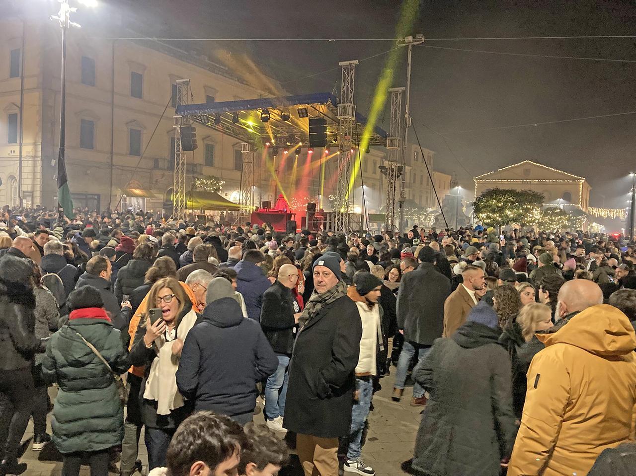 La musica riempie la notte cecinese: in tanti in piazza
