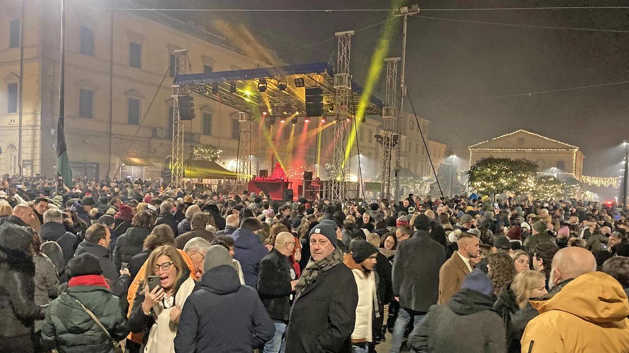 La musica riempie la notte cecinese: in tanti in piazza