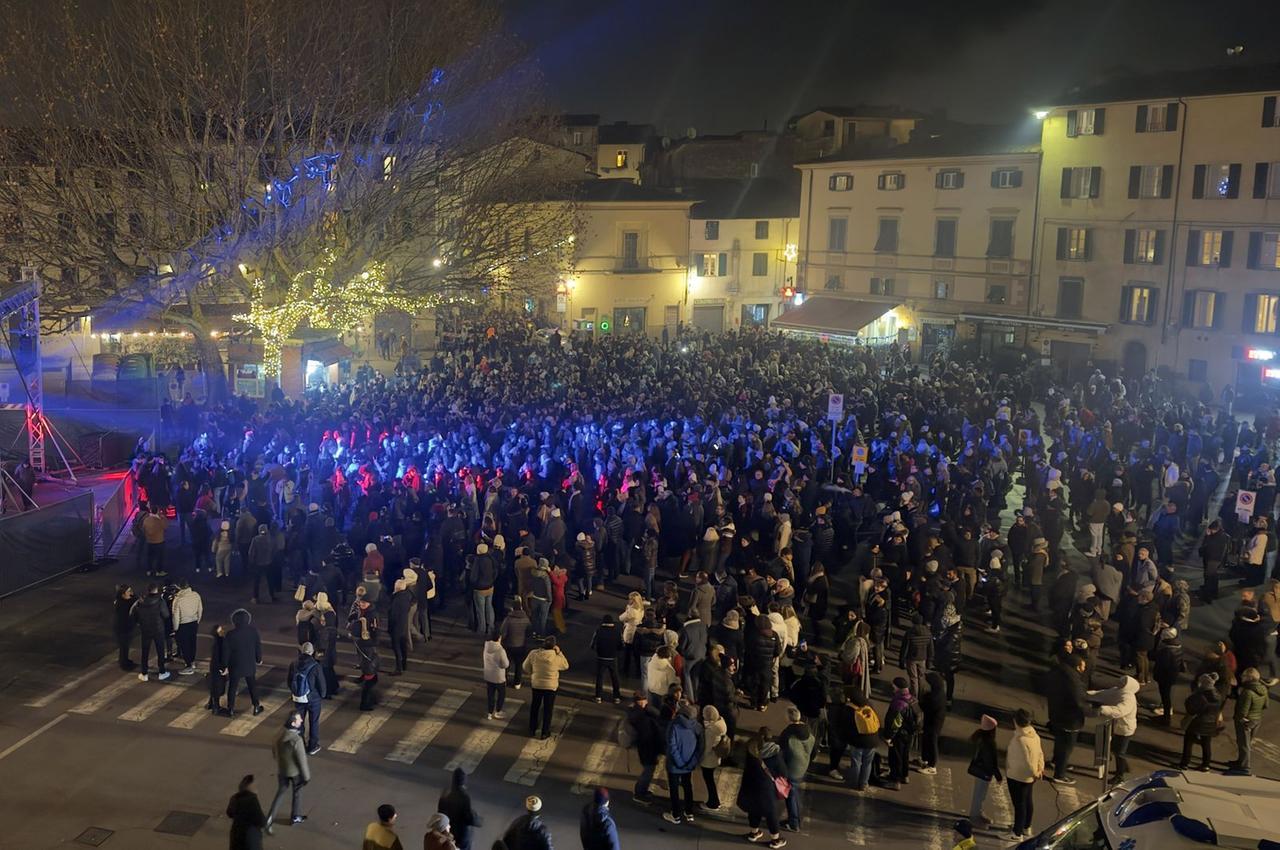 
	La folla in piazza Santa Maria marted&igrave; sera (foto Paolo Nucci)

