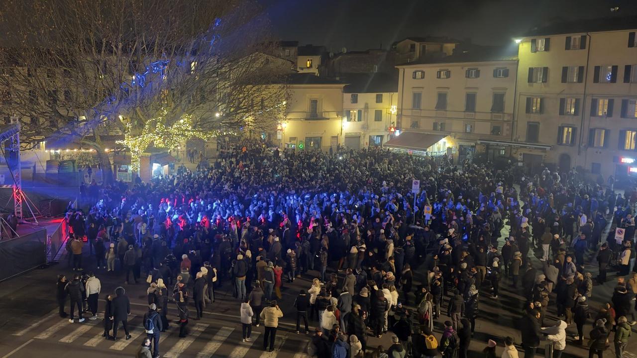 La folla in piazza Santa Maria martedì sera (foto Paolo Nucci)
