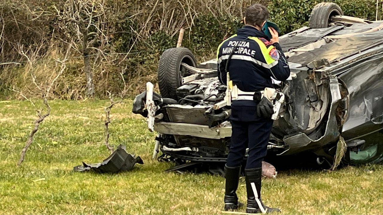 
	L'auto ribaltata (foto Franco Silvi)


