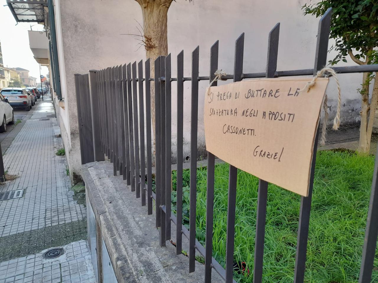 Montecatini, spuntano i cartelli dei residenti contro i rifiuti lasciati in strada