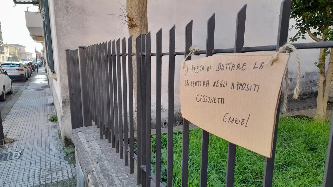 Montecatini, spuntano i cartelli dei residenti contro i rifiuti lasciati in strada